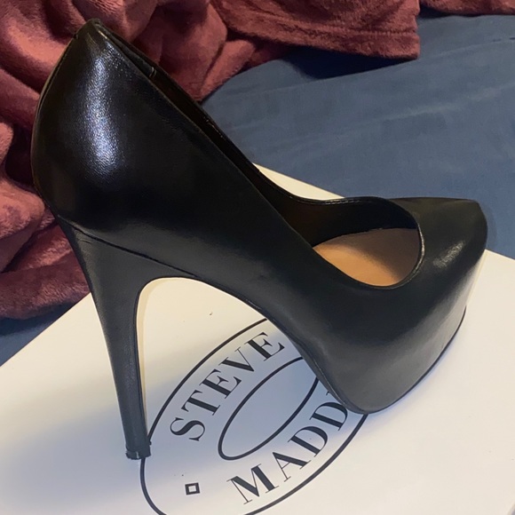 Steve Madden Black Pumps - Picture 2 of 4